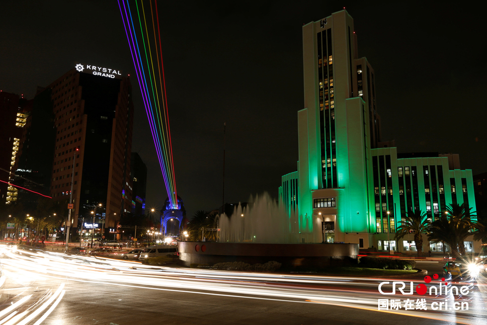 墨西哥首都举办国际灯光节 绚烂灯光扮靓城市