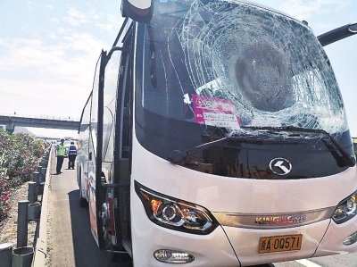 老家周口的大巴司机忍着伤痛 救下一车香港游客