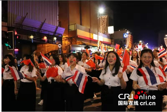 图片默认标题_fororder_中国方队的中国留学生挥举中泰两国小国旗
