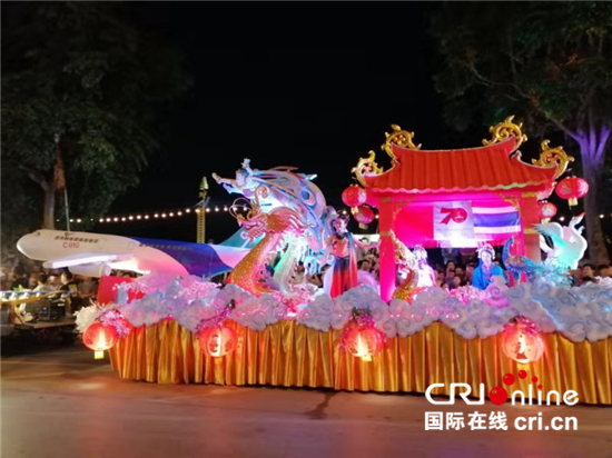 图片默认标题_fororder_参加清迈水灯节巡游的中国花车