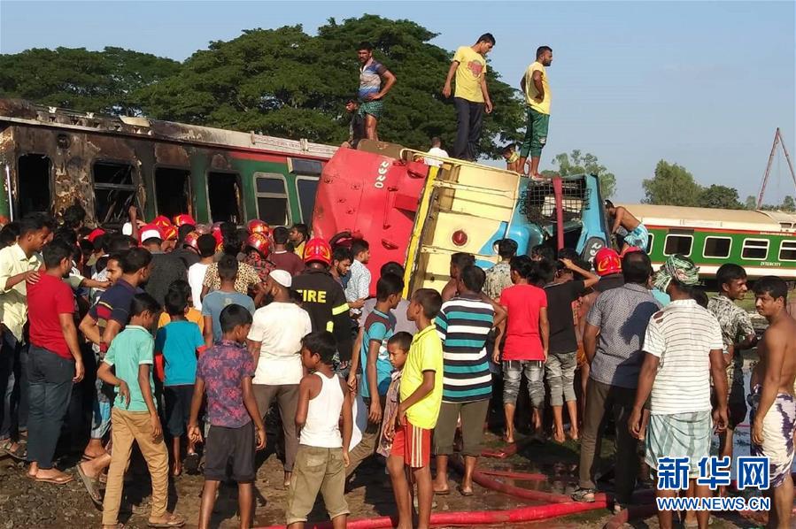 [新华网]孟加拉国一列火车脱轨