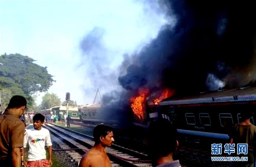 [新华网]孟加拉国一列火车脱轨