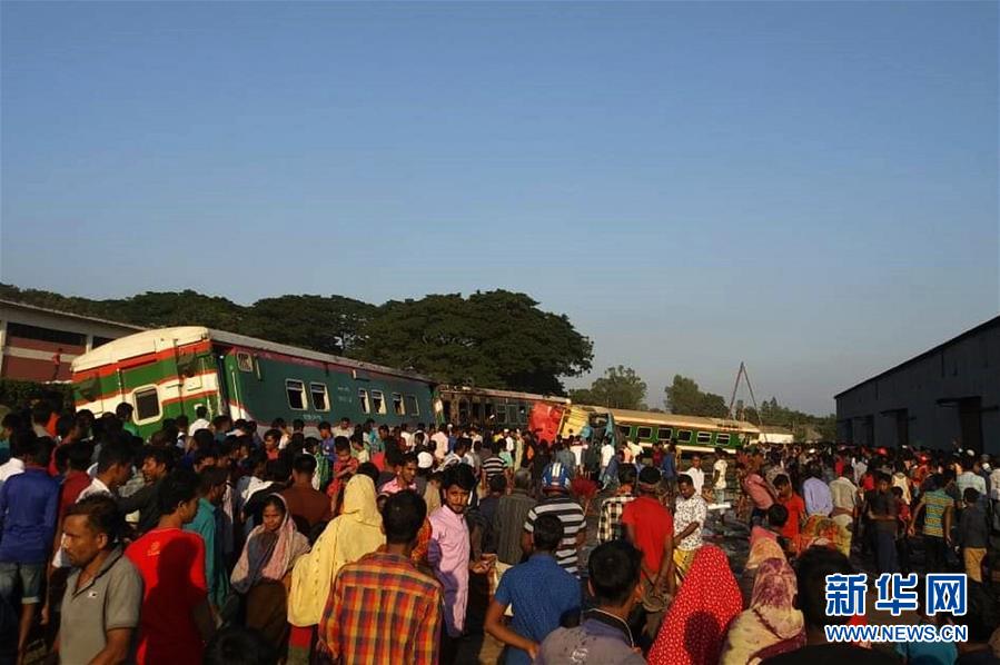 [新华网]孟加拉国一列火车脱轨