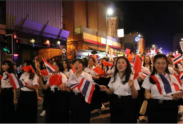 图片默认标题_fororder_中国方队的中国留学生挥举中泰两国小国旗