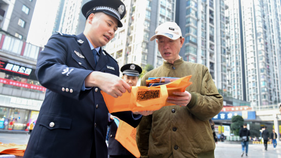 【法制安全】重庆南岸警方向市民返还价值200余万元涉案财物