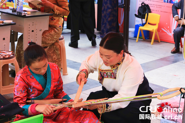 图片默认标题_fororder_3.学生艺术实践工作坊编织