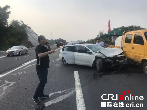 图片默认标题_fororder_曾智拨打救援电话-供图雷马屏监狱