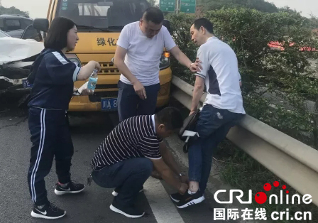 图片默认标题_fororder_对伤员进行简单救治--供图雷马屏监狱