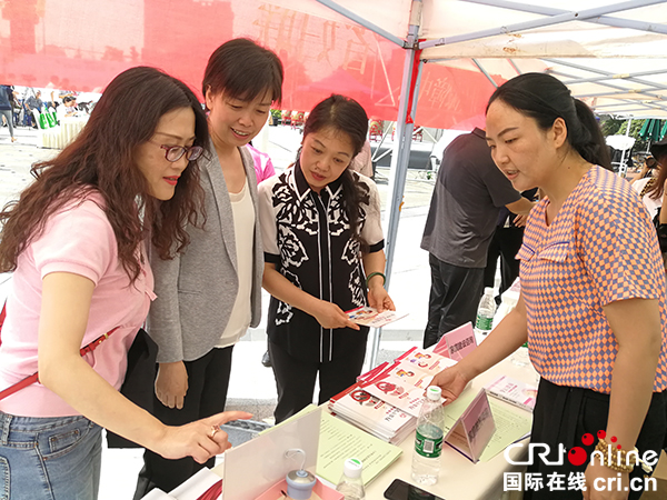 图片默认标题_fororder_李静（左2）、徐旭（左3）参观咨询台-摄影-毛琴