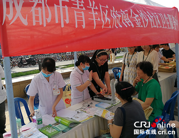 图片默认标题_fororder_参加活动的社区卫生院为市民义务量血压-摄影-毛琴