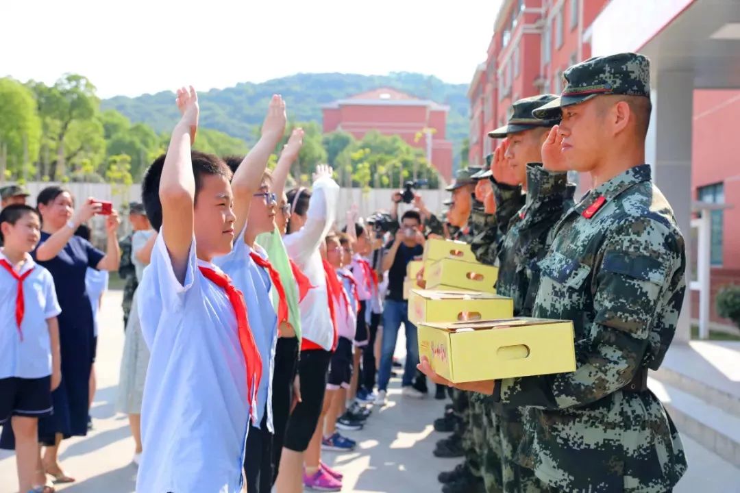 #解放军报#写下“超燃板书”，“最可爱的人”传递着最温暖的故事