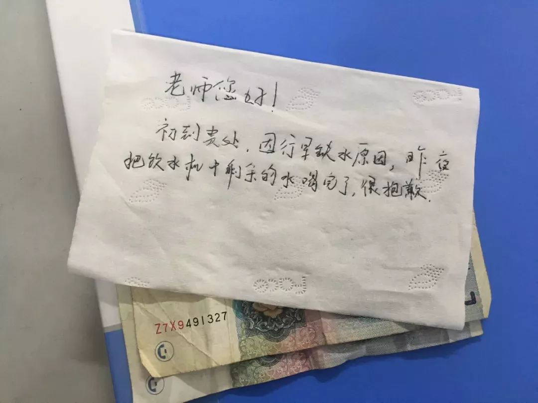 #解放军报#写下“超燃板书”，“最可爱的人”传递着最温暖的故事