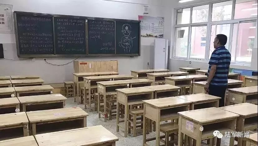 #解放军报#写下“超燃板书”，“最可爱的人”传递着最温暖的故事