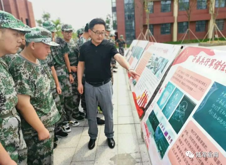 #解放军报#写下“超燃板书”，“最可爱的人”传递着最温暖的故事