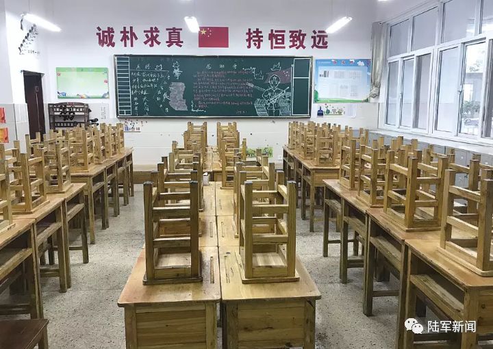 #解放军报#写下“超燃板书”，“最可爱的人”传递着最温暖的故事