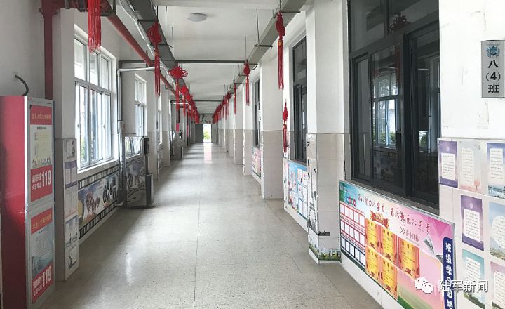 #解放军报#写下“超燃板书”，“最可爱的人”传递着最温暖的故事