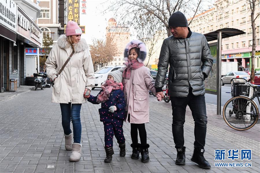 「新华网」俄罗斯姑娘维多利亚：我在满洲里做生意