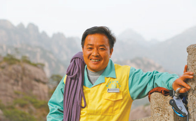 景区悬崖上打捞垃圾的清洁工:一根绳索走峭壁 景区悬崖上打捞垃圾的清洁工:一根绳索走峭壁