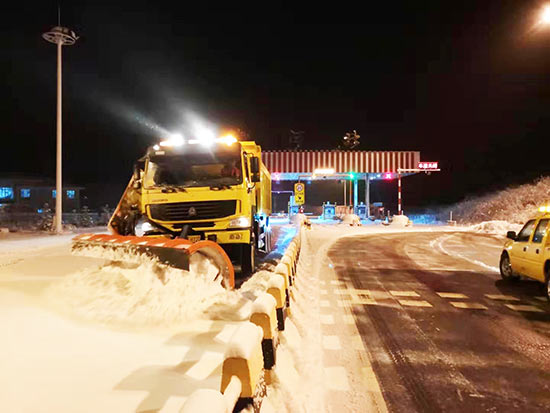 02【吉林】【原创】吉林省普降暴雪 高速公路2000余人紧急除雪