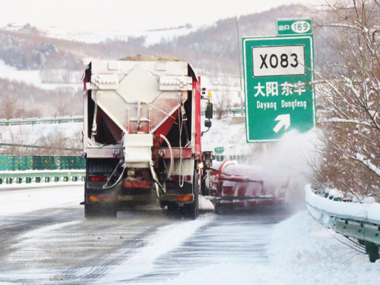 02【吉林】【原创】吉林省普降暴雪 高速公路2000余人紧急除雪