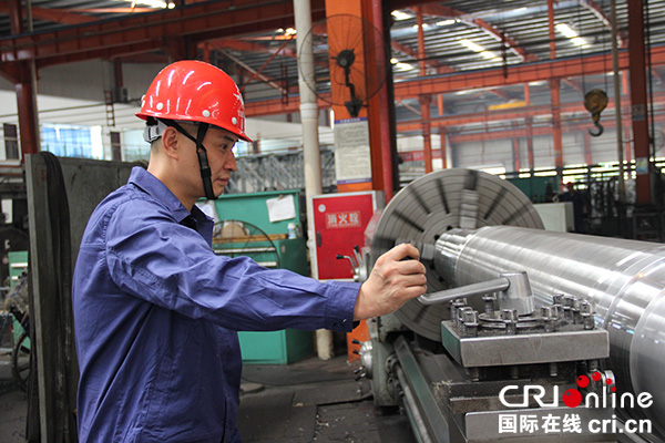 图片默认标题_fororder_徐程正在操作设备