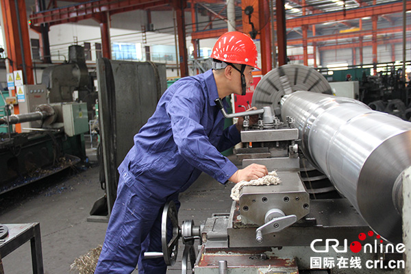 图片默认标题_fororder_徐程正在加工滚筒