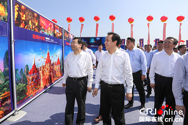 图片默认标题_fororder_陕西省委书记、省人大主任胡和平（左一）与恒大集团董事局主席许家印（左二）参观童世界展板（摄影--刘世光）-(2)