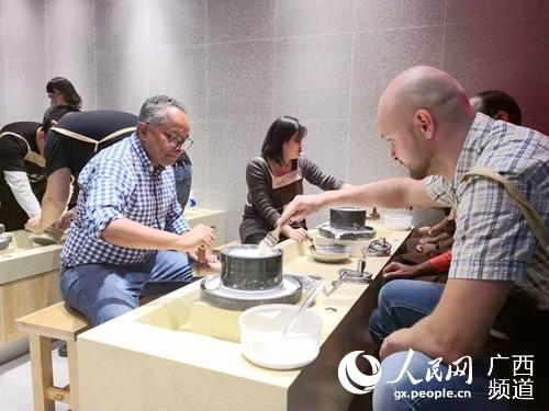 广西南宁举办外国专家米粉文化体验活动