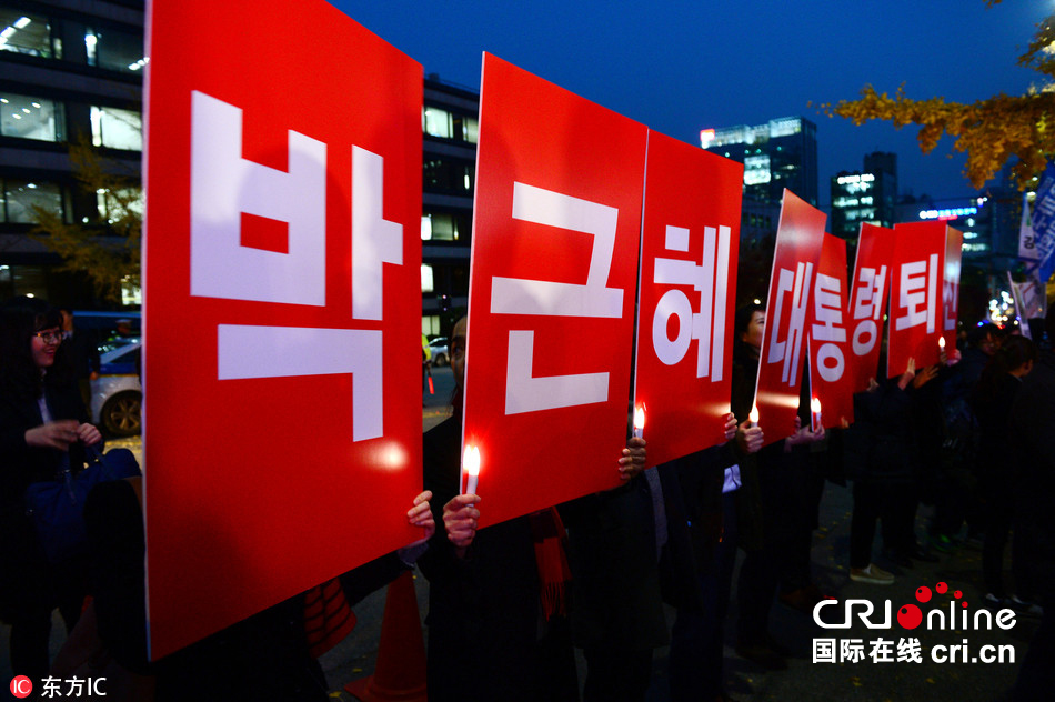 韩最大在野党女党首参加烛光集会 要求朴槿惠下台(组图)
