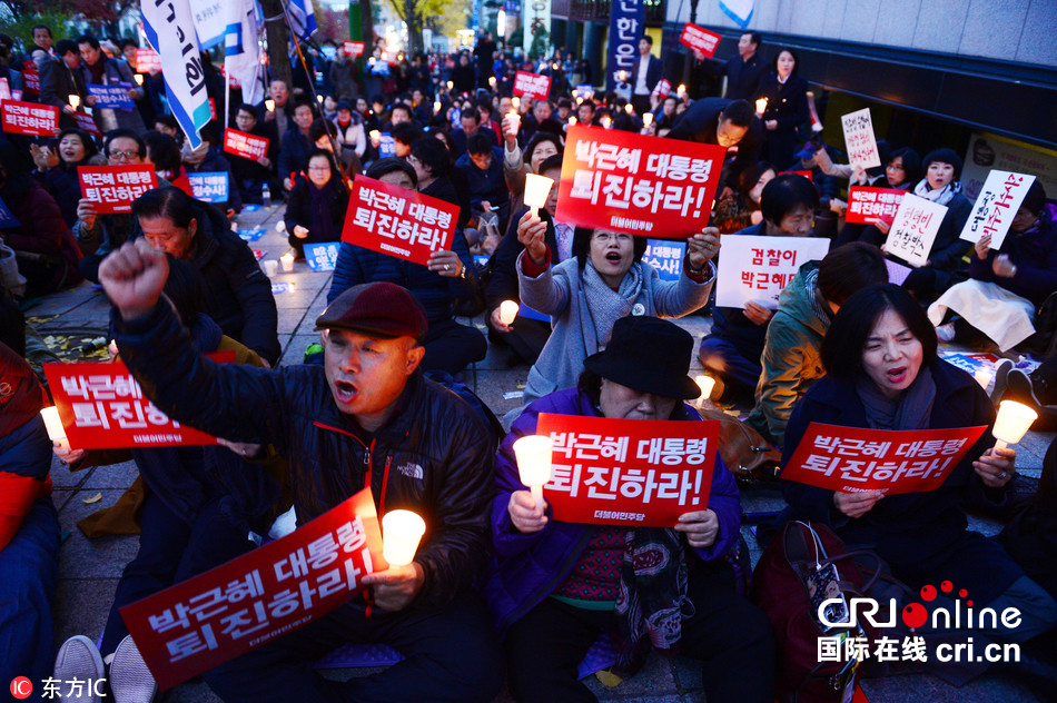 韩最大在野党女党首参加烛光集会 要求朴槿惠下台(组图)