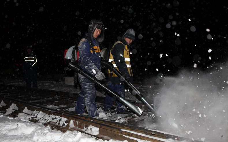 沈阳铁路全力应对入冬以来最强雨雪天气