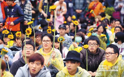 “太阳花”遭“政治性判决”引台湾退休警察抗议