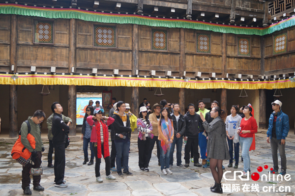 图片默认标题_fororder_4.卓克基土司官寨游人如织