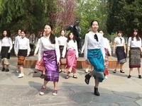 ສະຫຼອງບຸນປີໃໝ່ລາວກັບນັກສຶກສາຈີນທີ່ຮຽນພາສາລາວ_fororder_0418北外学生跳-（字幕版-小）.mp4_20180517_162354.945