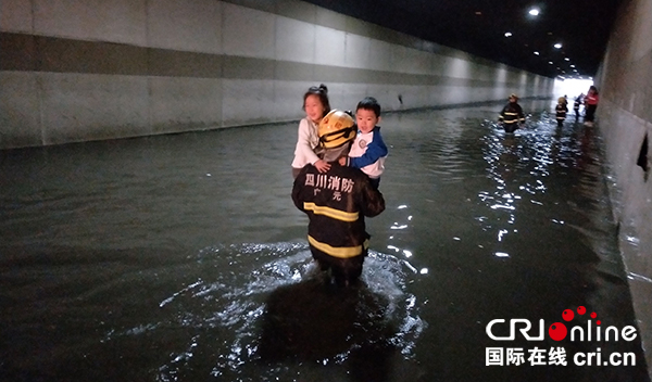 图片默认标题_fororder_广元消防转移被困学生（广元消防-供图）