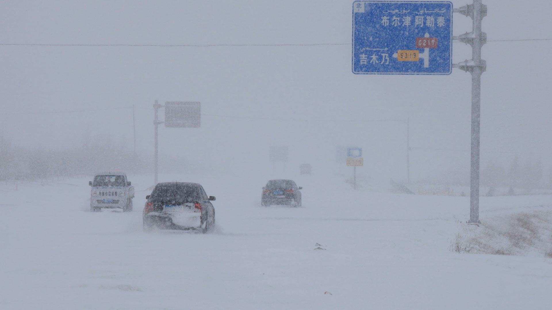 阿勒泰持续降雪 山区积雪超1米突破历史极值(