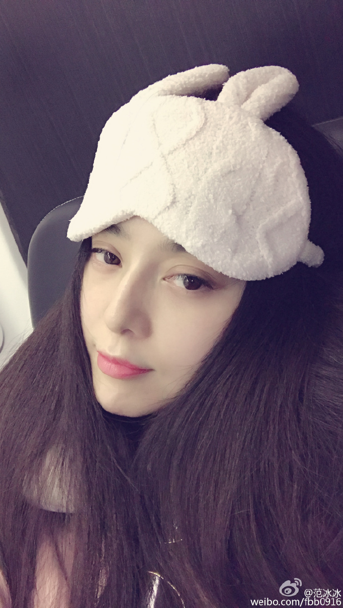 范冰冰素颜妆美翻 戴兔耳朵眼罩清纯慵懒 - 国