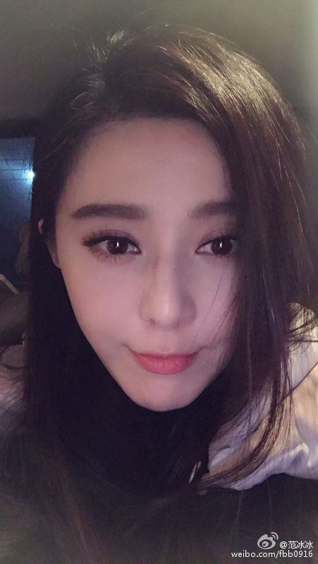 范冰冰素颜妆美翻 戴兔耳朵眼罩清纯慵懒 - 国