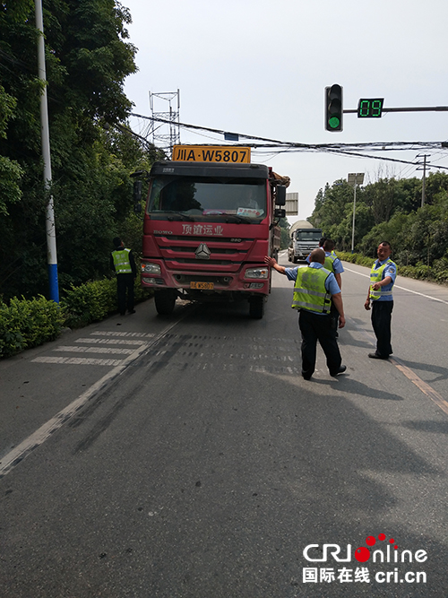 图片默认标题_fororder_整治货车乱法现场（摄影-罗琼）