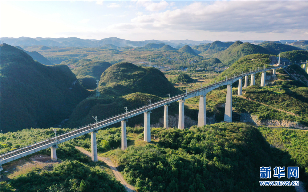 （要闻）航拍建设中的贵州瓮马铁路