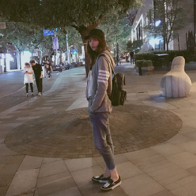 关晓彤爱上侧身照 扁身才是最新炫瘦方式(组图)