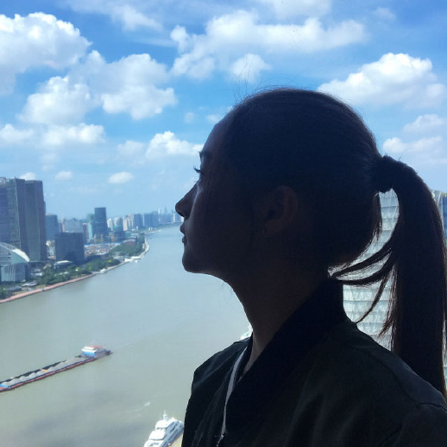关晓彤爱上侧身照 扁身才是最新炫瘦方式(组图)