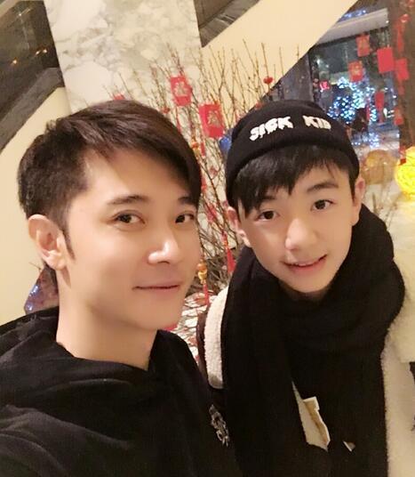 张丹峰晒一家四口合影 洪欣年轻漂亮儿女亲密