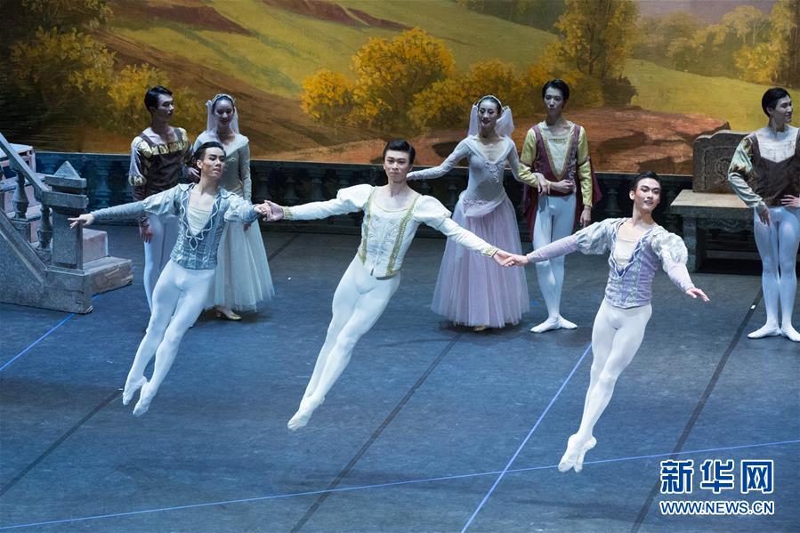 北京舞蹈学院在俄罗斯演出芭蕾舞剧《天鹅湖》