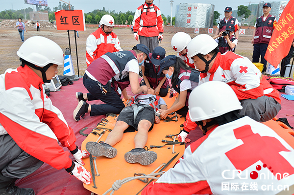 图片默认标题_fororder_6对被救援人员进行医疗救护（摄影-廖志全）