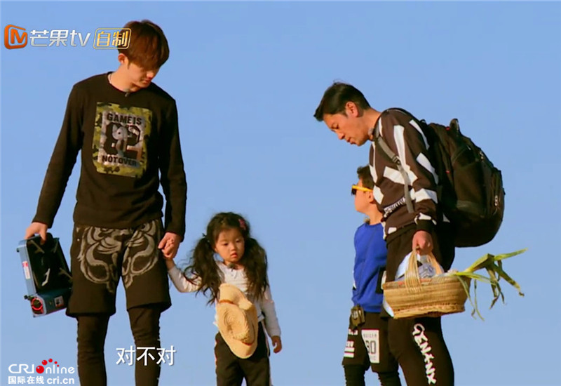 《爸爸4》蔡国庆“一爸带三娃” 野炊照顾重病董力
