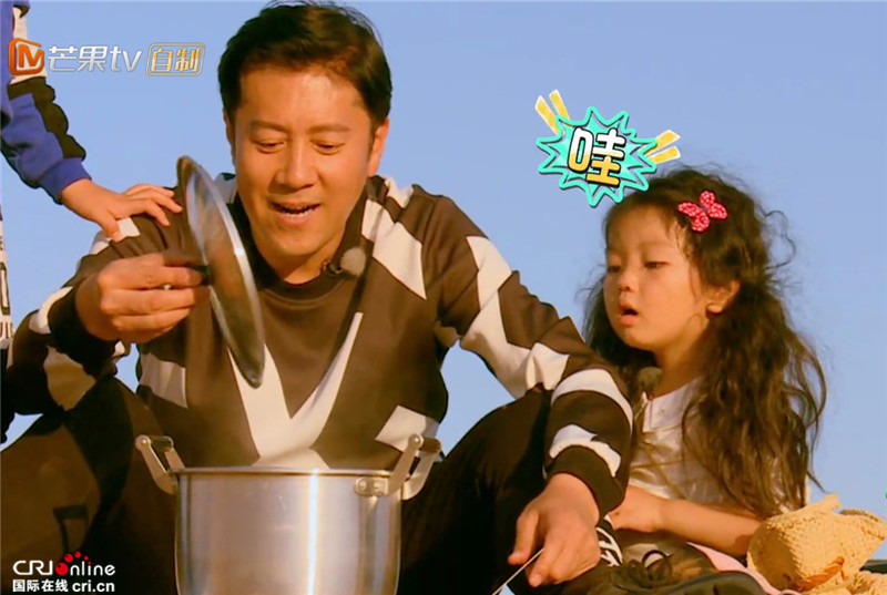 《爸爸4》蔡国庆“一爸带三娃” 野炊照顾重病董力