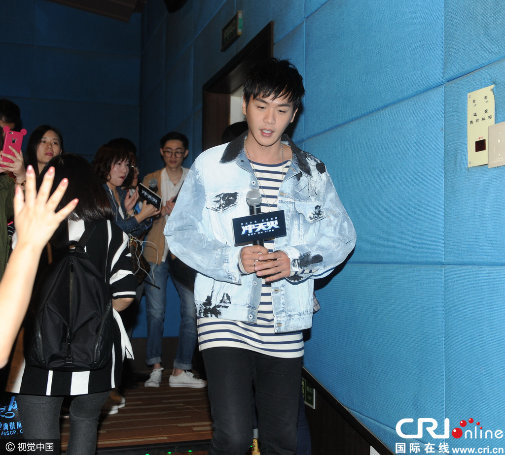 张若昀人气急升现身影院 获粉丝支持一路挥手-国际在线