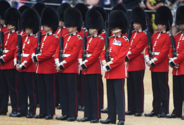 负责保护英国女王的步兵卫队正面临史上最严重的招兵危机.