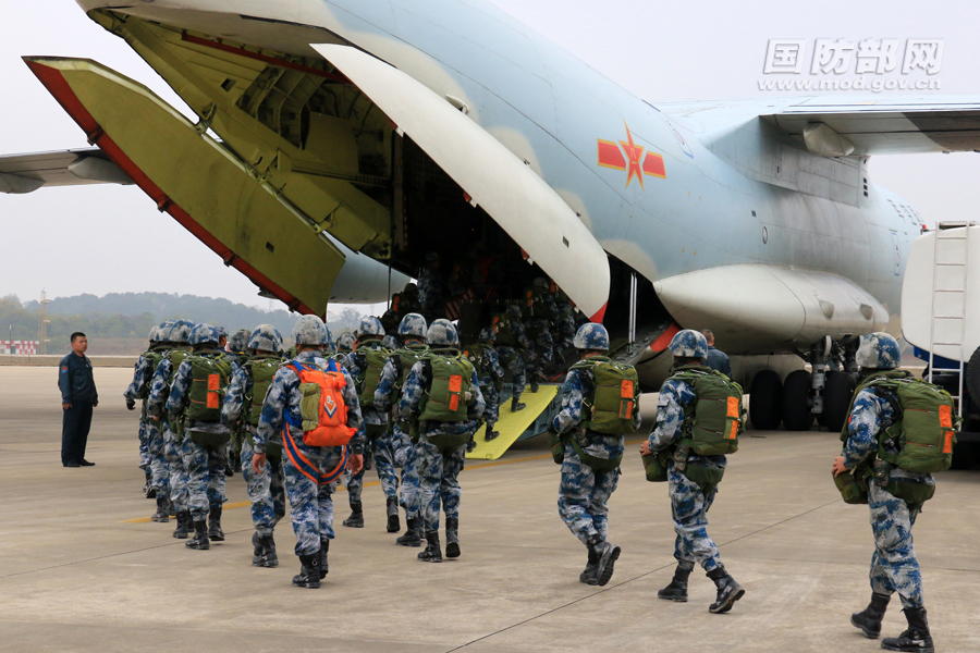 11月19日,空降兵某部组织通信保障队,工兵救援队,侦察引导队等多支